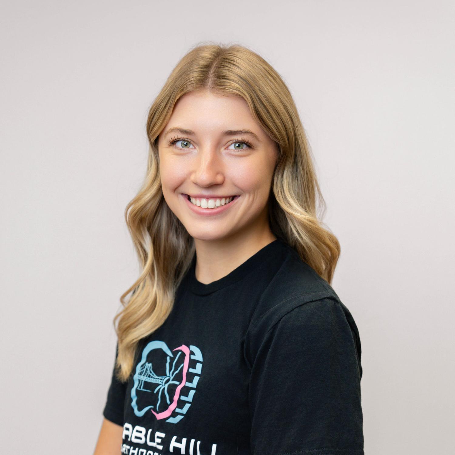 headshot-kelli-square clinton invisalign